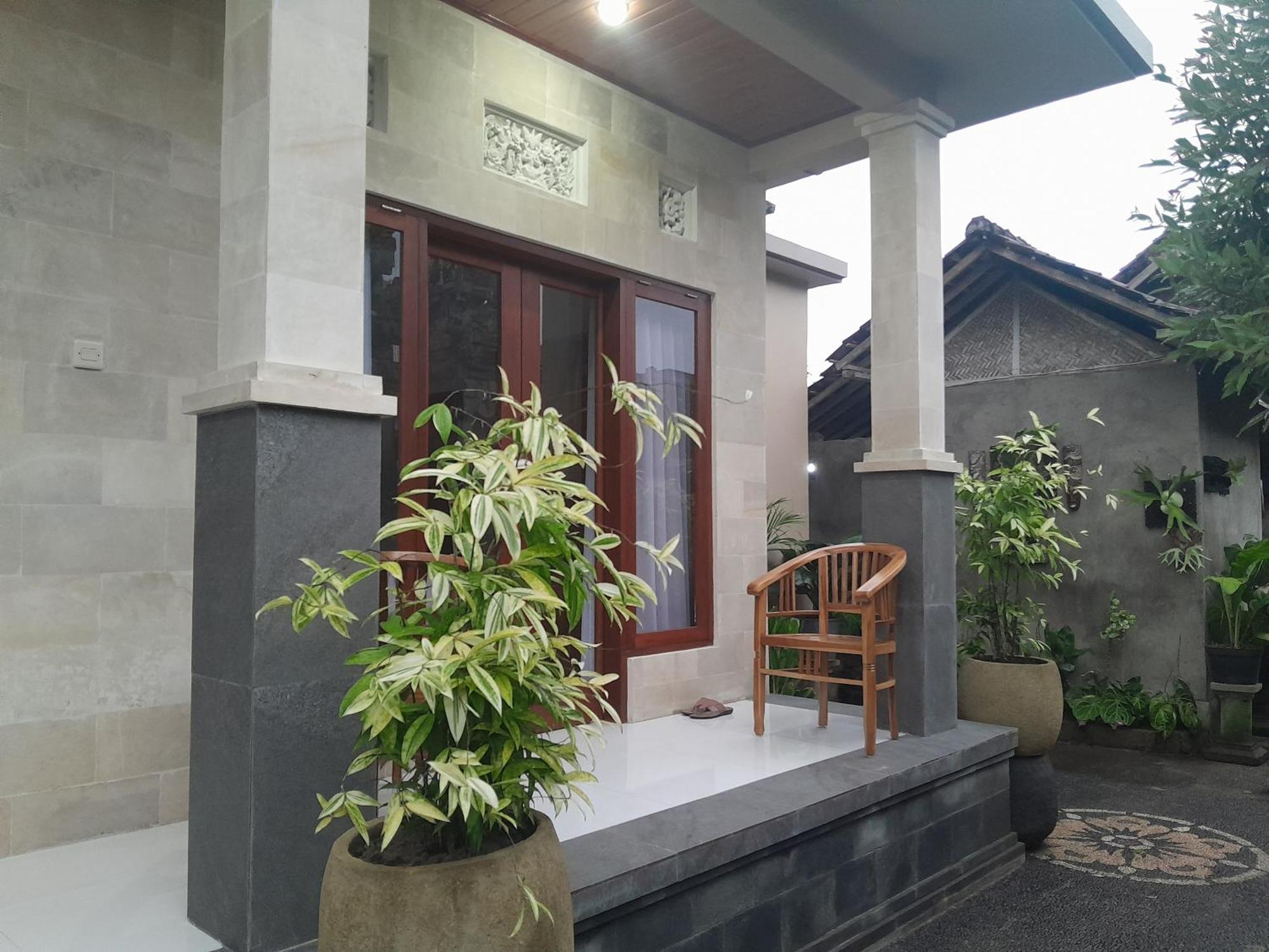 Tirta Sari House Guest house *